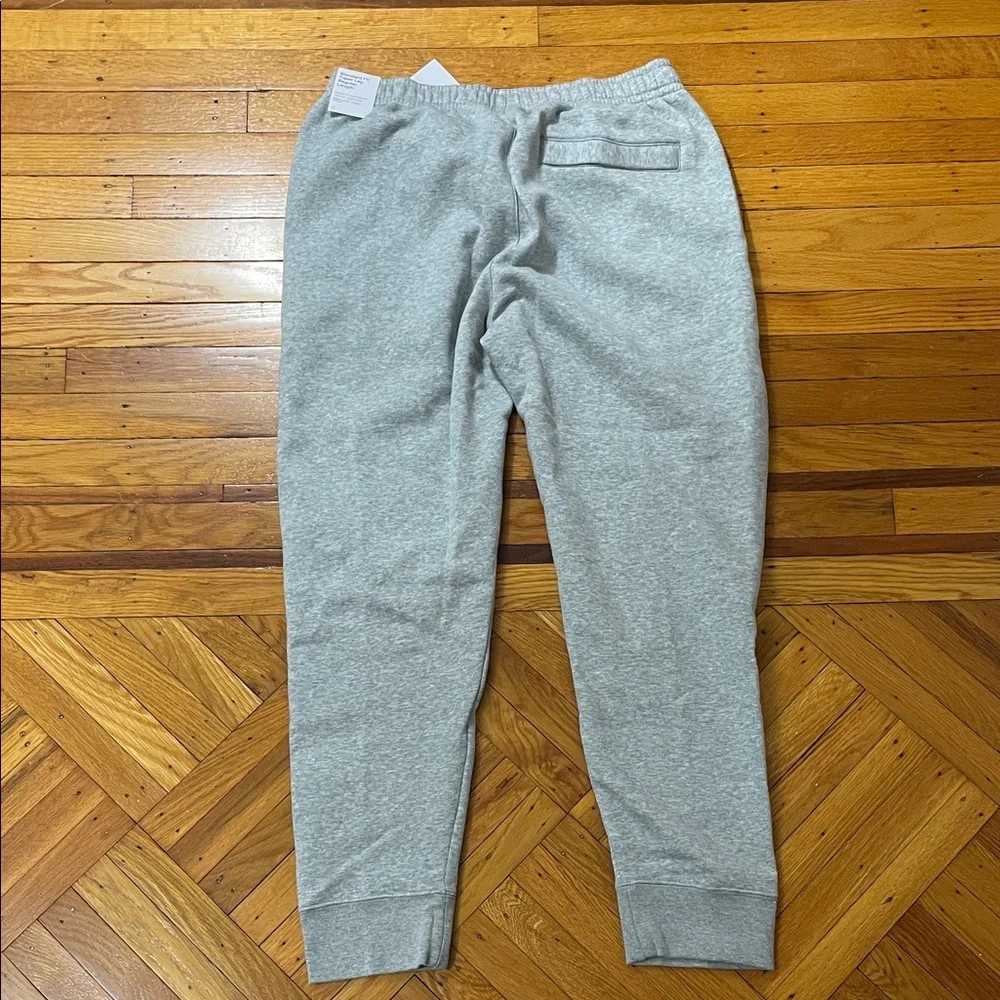 Nike Men's Light Gray Standard Fit Taper Length Joggers Size Large NWT - Picture 2 of 5